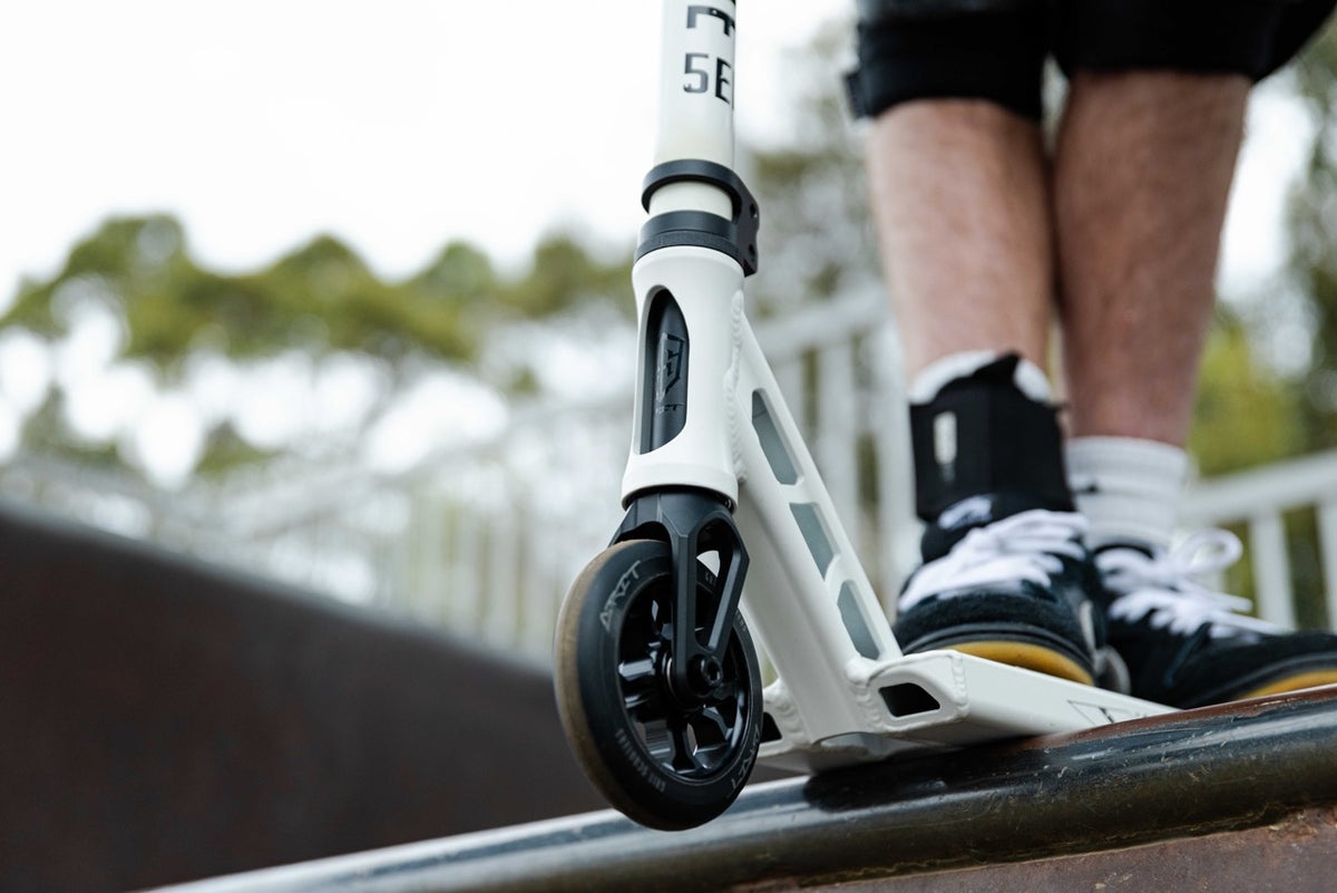 Freestyle koloběžka Grit Elite 5er White Satin